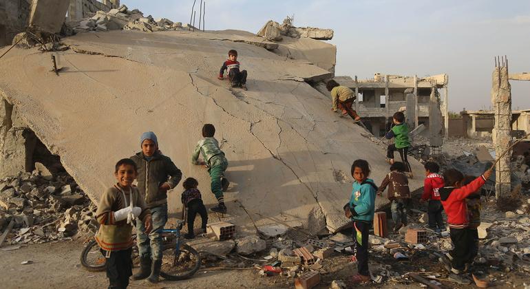 Дети играют возле разрушенного здания в Восточной Гуте в Сирии.