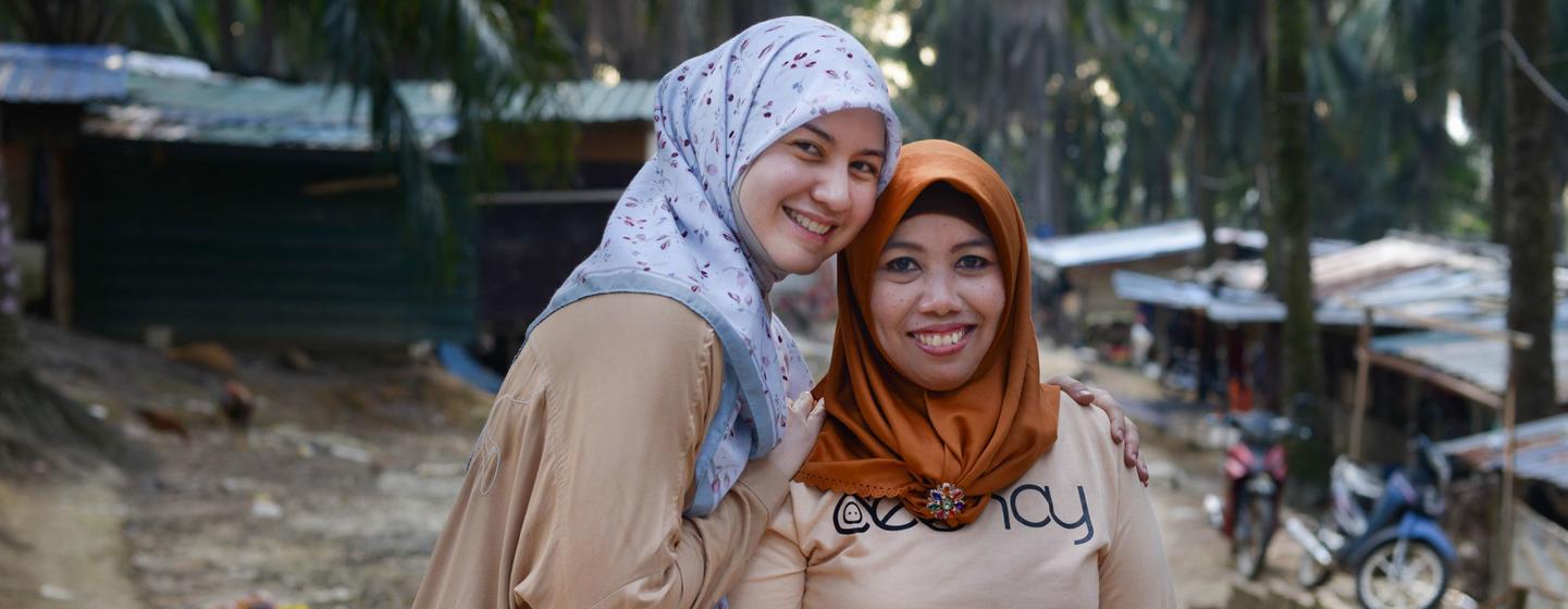 Migrant worker Suha hosted actress Lisa Surihani at the oil palm estate where she works and where they shared a meal and stories about their lives.