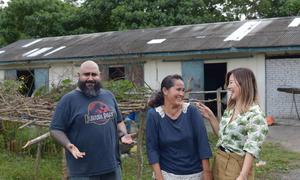 Comedian Kavin Jay and Instagram influencer Elvi made a day trip to a rubber plantation where they had their first taste of Cambodia’s “number one food”, nom banh chok, prepared by their host Liza, a Cambodia migrant.