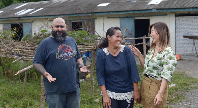 Comedian Kavin Jay and Instagram influencer Elvi made a day trip to a rubber plantation where they had their first taste of Cambodia’s “number one food”, nom banh chok, prepared by their host Liza, a Cambodia migrant.
