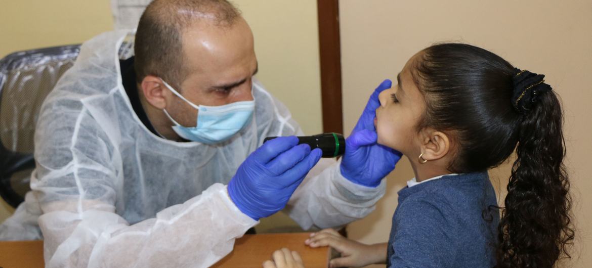 An UNRWA doctor examines a Palestine refugee child in the Beddawi camp health centre in Lebanon. (file)