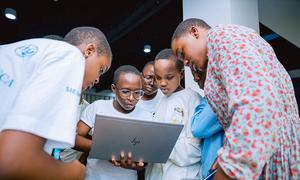 Vijana wa kike hushiriki katika warsha ya teknolojia huko Kigali, Rwanda.