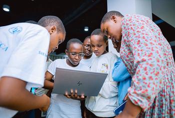 Des jeunes femmes participent à un atelier de codage à Kigali, au Rwanda.