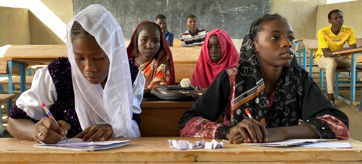 Mujeres jóvenes estudian en un centro de Bol, en Chad.