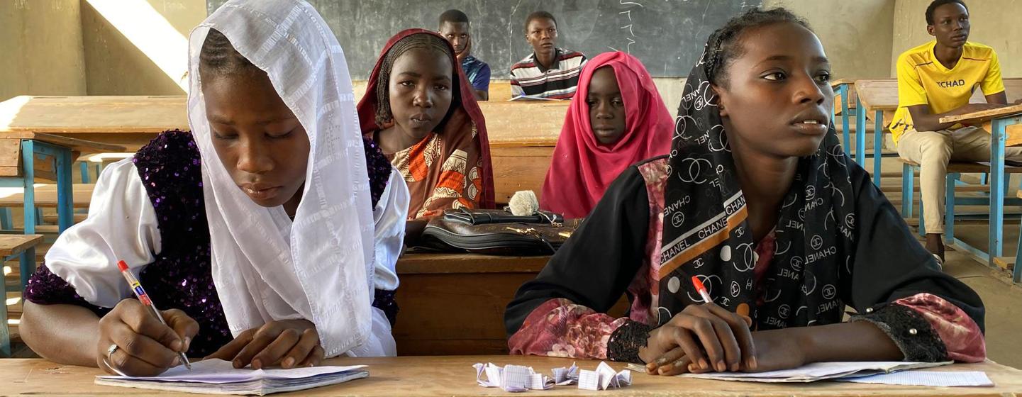 Mujeres jóvenes estudian en un centro de Bol, en Chad.