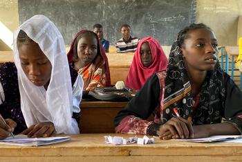 Mujeres jóvenes estudian en un centro de Bol, en Chad.