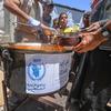 ग़ाज़ा में विस्थापित लोगों को गर्म भोजन प्रदान किया जा रहा है.