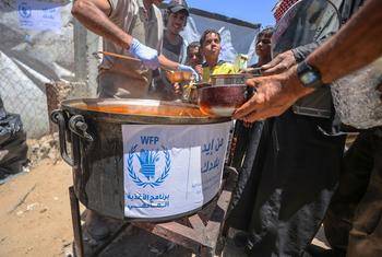 Des gens font la queue à Gaza pour obtenir un repas chaud, le seul de la journée.