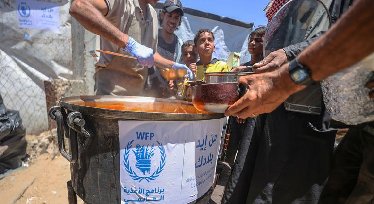 Des gens font la queue à Gaza pour obtenir un repas chaud, le seul de la journée.