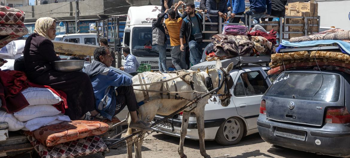 نزوح نازحين من مدينة رفح بعد صدور قرار الإخلاء إلى منطقة المواصي غرب مدينة خان يونس.