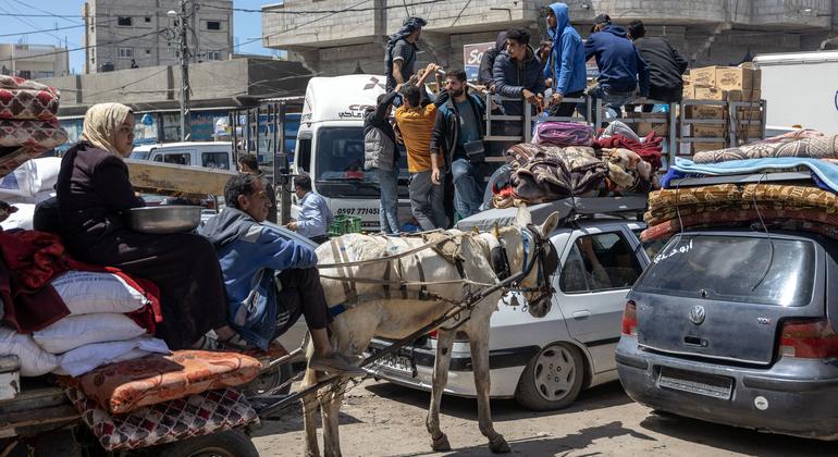 Palestinos desplazados huyen de Rafah sin tener un sitio seguro adónde ir.