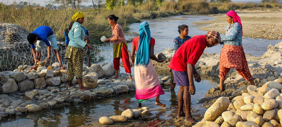 Mujeres nepalíes construyendo barreras para evitar que el río se desborde e inunde los pueblos cercanos.