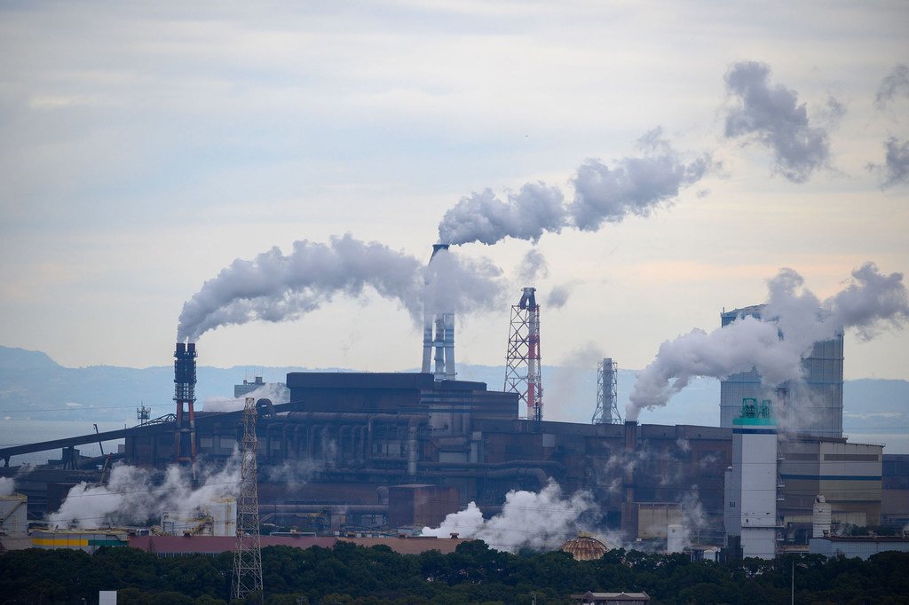 La contaminación atmosférica de las centrales eléctricas alimentadas con carbón está relacionada con el calentamiento global y otras consecuencias perjudiciales para el medio ambiente y la salud pública.