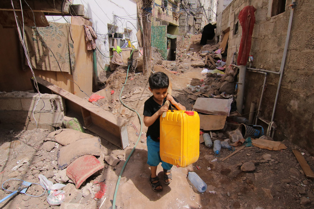 Un garçon portant un bidon d'eau dans le quartier Ala'amaseer de la ville d'Aden, au Yémen, le 29 avril 2020.