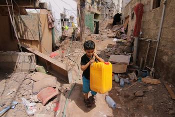 Un garçon portant un bidon d'eau dans le quartier Ala'amaseer de la ville d'Aden, au Yémen, le 29 avril 2020.