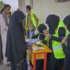 یمن میں اقوام متحدہ کا عملہ خوراک کی تقسیم سے پہلے لوگوں کی رجسٹریشن کر رہا ہے۔