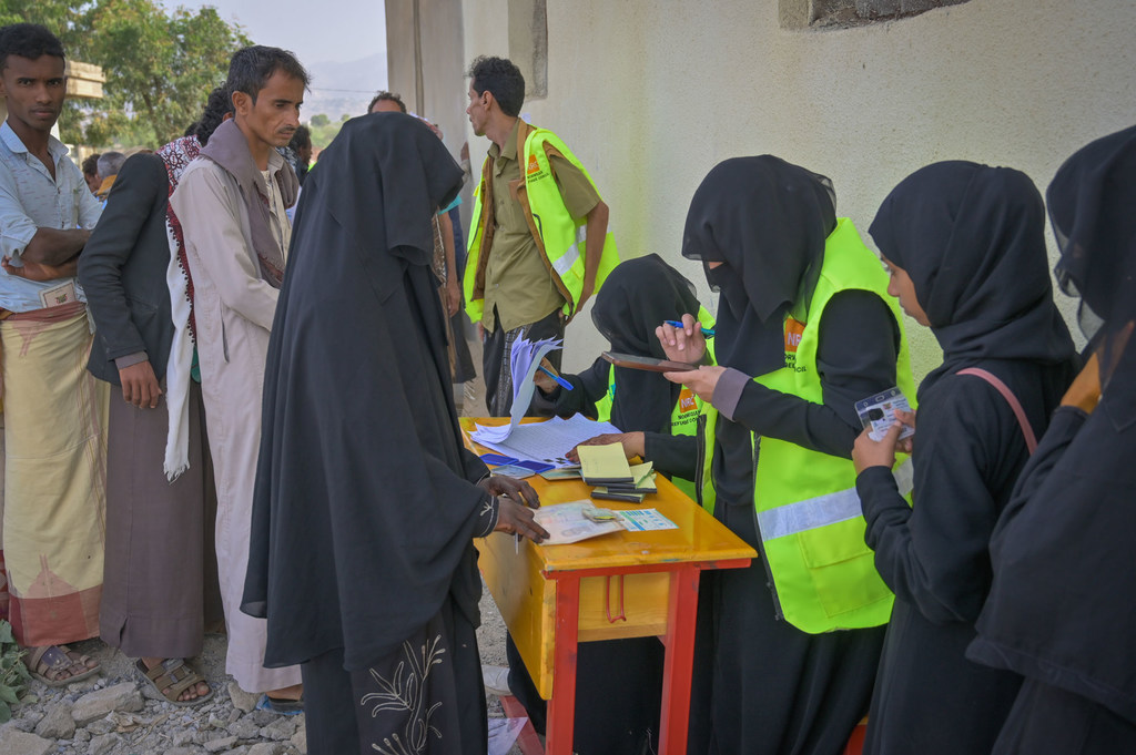 El personal de la ONU inscribe a personas para la distribución de ayuda alimentaria en Hajjah, Yemen.