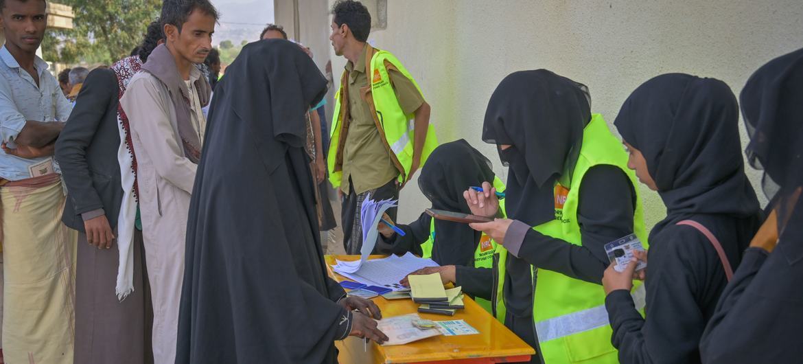 El personal de la ONU inscribe a personas para la distribución de ayuda alimentaria en Hajjah, Yemen.