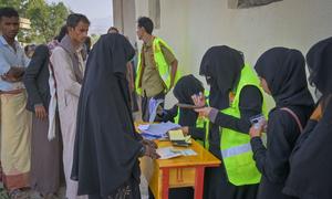 El personal de la ONU inscribe a personas para la distribución de ayuda alimentaria en Hajjah, Yemen.