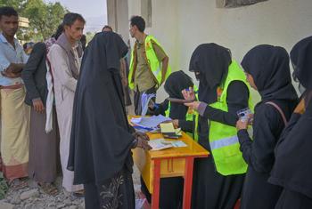 El personal de la ONU inscribe a personas para la distribución de ayuda alimentaria en Hajjah, Yemen.