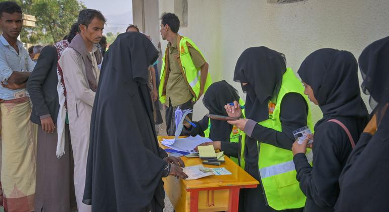El personal de la ONU inscribe a personas para la distribución de ayuda alimentaria en Hajjah, Yemen.