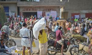 La población de Aslam, en el oeste de Yemen, recibe ayuda alimentaria en un puesto de distribución del PMA.