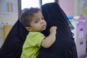 Un petit garçon et sa mère se rendent dans un centre de santé à Tarim, dans l'est du Yémen