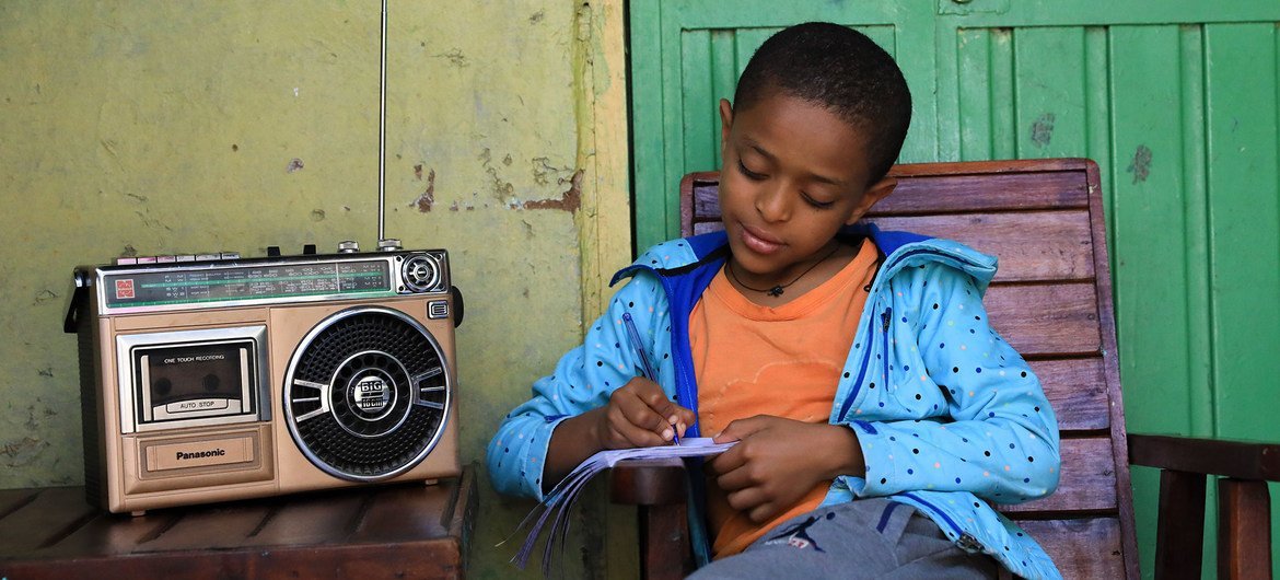 Un niño en Etiopía atiende a clase a través de la radio debido al cierre de las escuelas por el COVID-19.