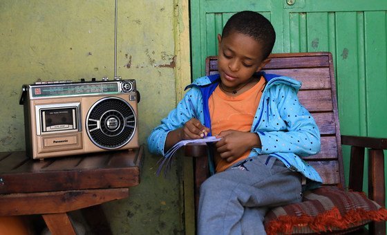 Un niño en Etiopía atiende a clase a través de la radio debido al cierre de las escuelas por el COVID-19.