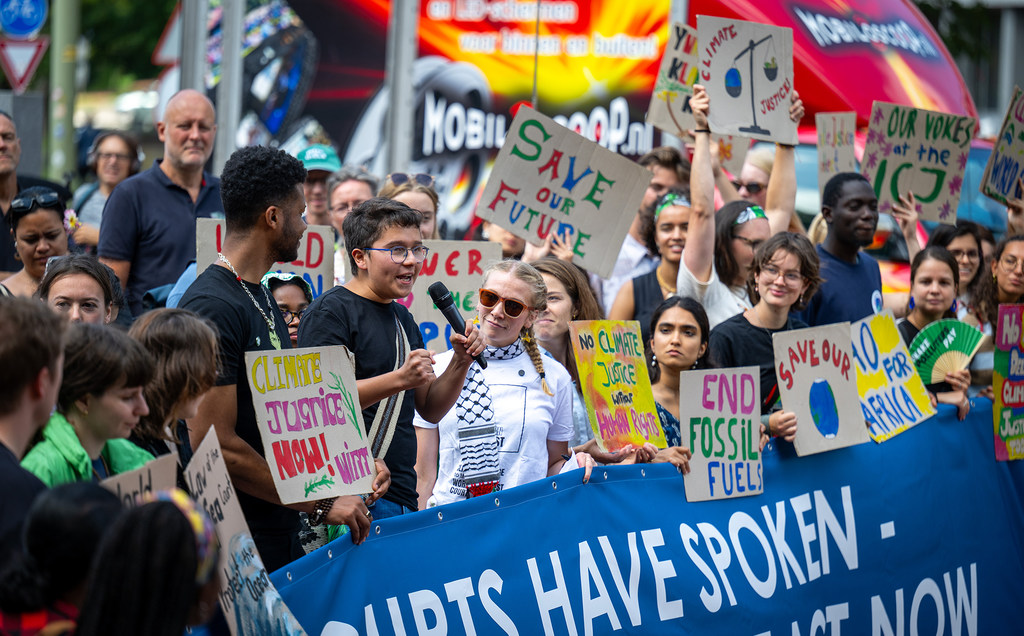 Des militants pour le climat réagissent à l'avis de la Cour internationale de justice (CIJ) devant le siège de a cour, à La Haye.