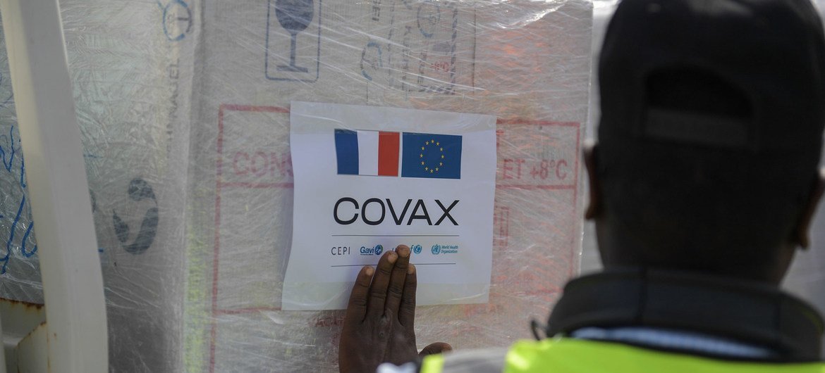 لقاحات ضد كوفيد-19 تصل إلى مقديشو، قدمتها فرنسا عبر مرفق كوفاكس للتوزيع العادل للقاحات.