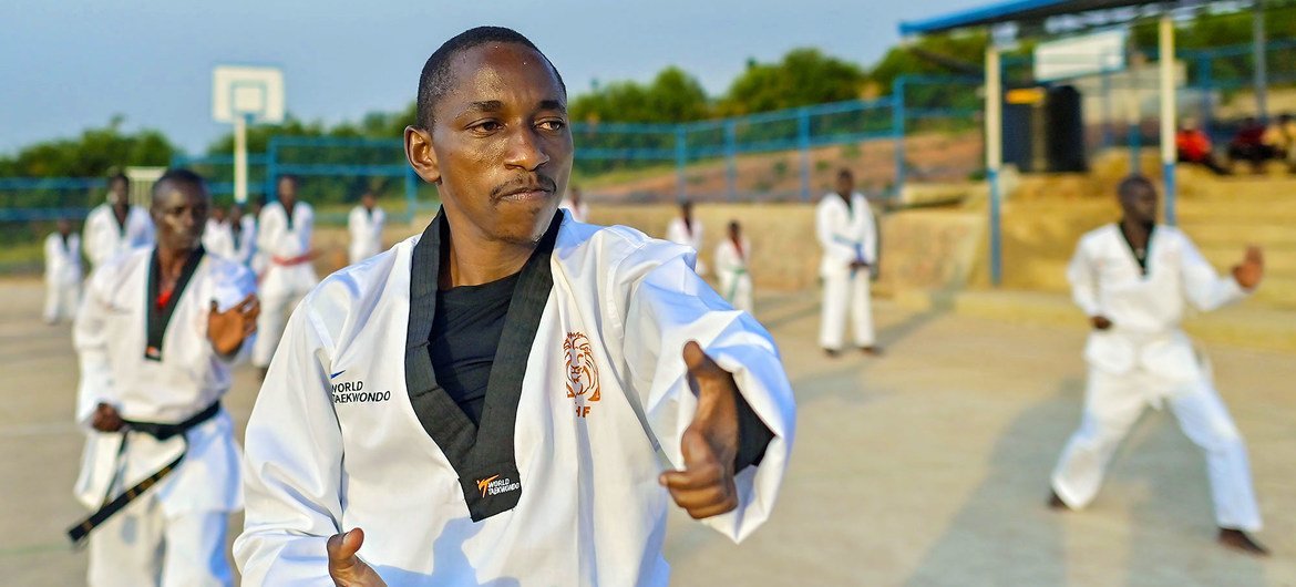 No taekwondo, a Equipe Paralímpica conta com o talento de Parfait Hakizimana, que nasceu no Burundi e agora vive em um acampamento para refugiados em Ruanda