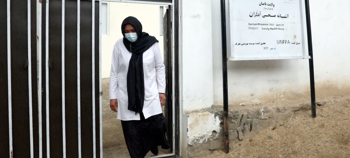 Mariza Ahmadi trabajó como partera en el hogar de salud familiar Ahangaran, que recibe apoyo del UNFPA, en la provincia de Bamyan, durante cuatro años.