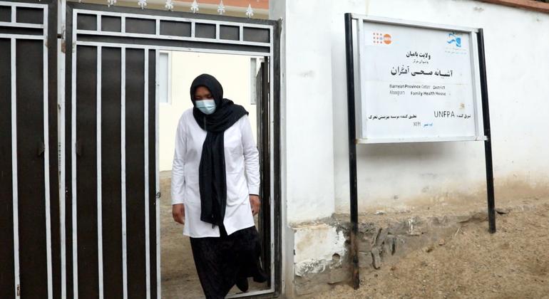 مفوض حقوق الإنسان يدعو أفغانستان إلى إلغاء حظر دراسة الطب على النساء