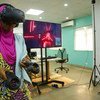 Uma estudante usa a realidade virtual na Nigéria.