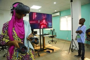 Uma estudante usa a realidade virtual na Nigéria.