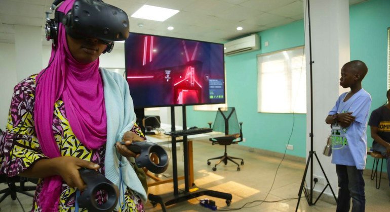 إحدى الطالبات تستخدم "الواقع الافتراضي" في أحد مختبرات التكنولوجيا في نيجيريا.