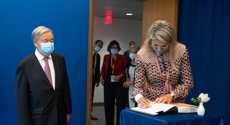 Le Secrétaire général de l'ONU, António Guterres (à gauche), rencontre la Reine Maxima des Pays-Bas.