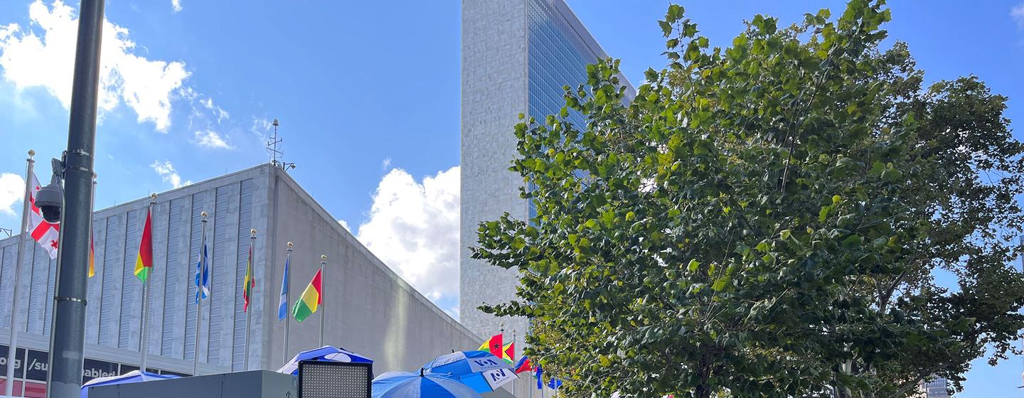 手持摄像器材的记者和媒体人员在纽约联合国总部大楼外。