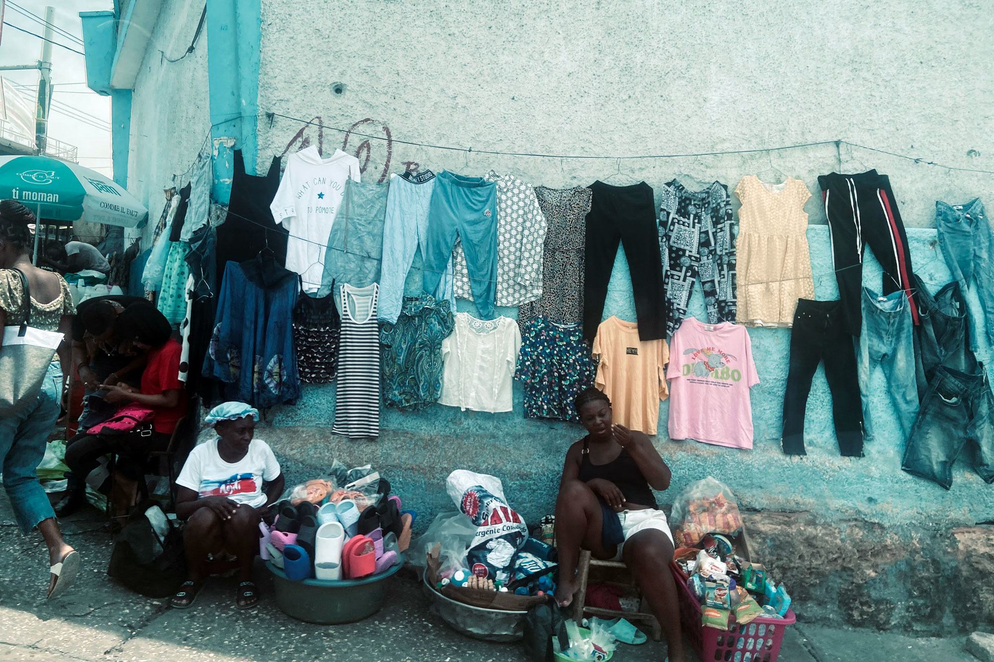 Des vendeurs de rue à Port-au-Prince, en Haïti.