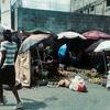 Des vendeurs vendent de la nourriture dans les rues de la capitale haïtienne, Port-au-Prince.
