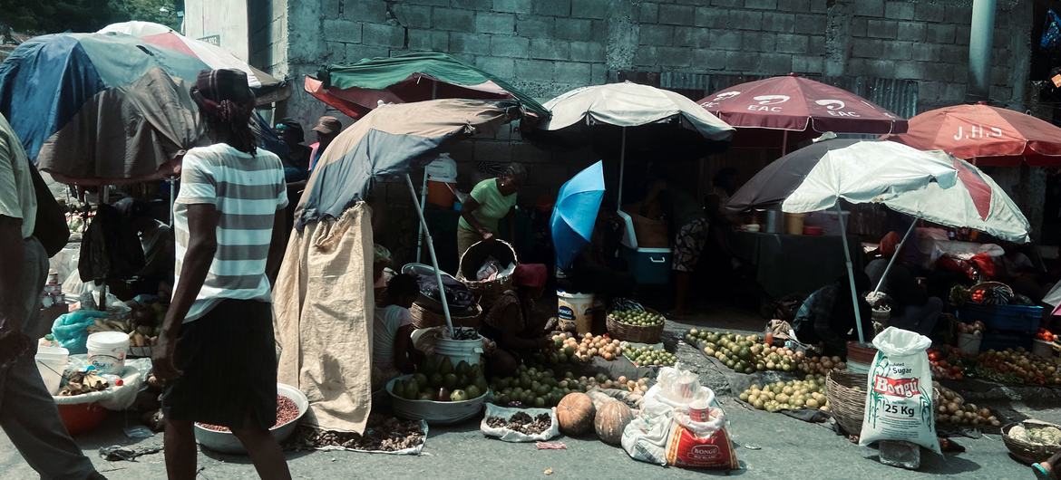 Des vendeurs vendent de la nourriture dans les rues de la capitale haïtienne, Port-au-Prince.