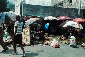 Des vendeurs vendent de la nourriture dans les rues de la capitale haïtienne, Port-au-Prince.