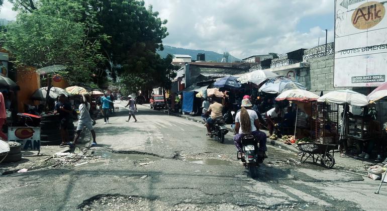 Unas motocicletas atraviesan un barrio de Puerto Príncipe, Haití.