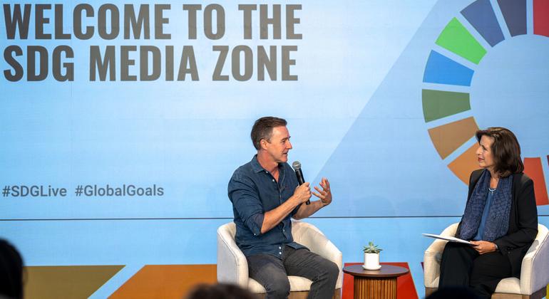 O ator e ativista Ed Norton conversa com Melissa Fleming, chefe de comunicações globais da ONU, na SDG Media Zone