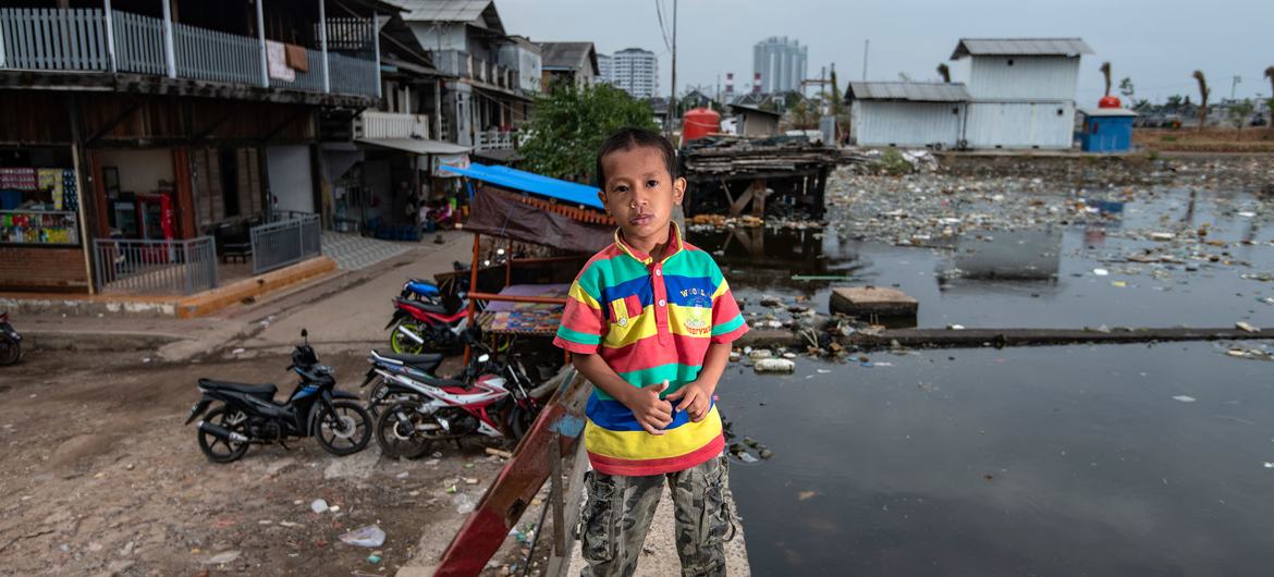 This concrete barrier in Jakarta, Indonesia, is not enough to stop the Java Sea flooding nearby communities during the rainy season (2024) This concrete barrier in Jakarta, Indonesia, is not enough to stop the Java Sea flooding nearby communities during the rainy season (2024)