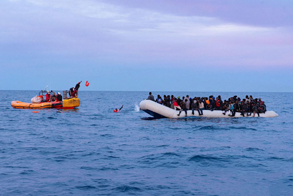 移民在地中海获救。