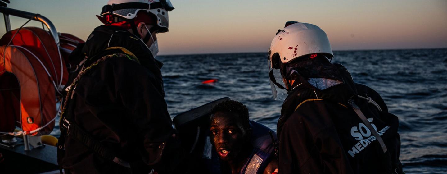 Un migrant est secouru en mer Méditerranée (photo d'archive).