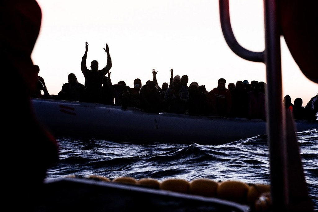 أرشيف: إنقاذ مهاجرين يحاولون عبور البحر الأبيض المتوسط إلى أوروبا