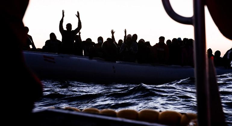 غرق قارب مهاجرين قبالة اليونان ومقتل وفقدان 30 شخصا قادمين من ليبيا